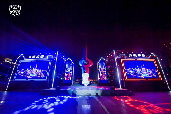  电竞解说激情四射，点燃赛场火热氛围