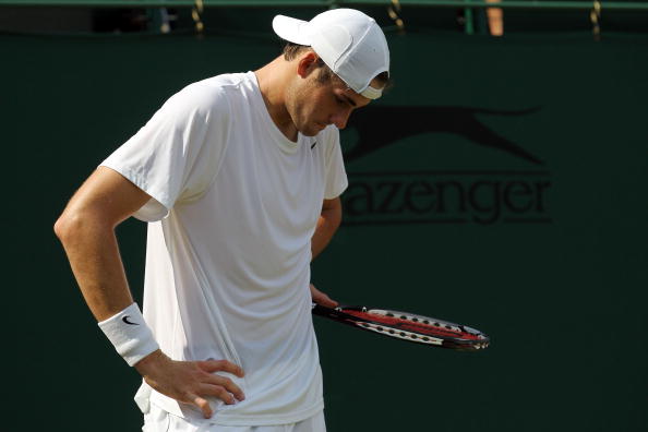  发球上网战术奏效，伊斯内尔轰出制胜ACE