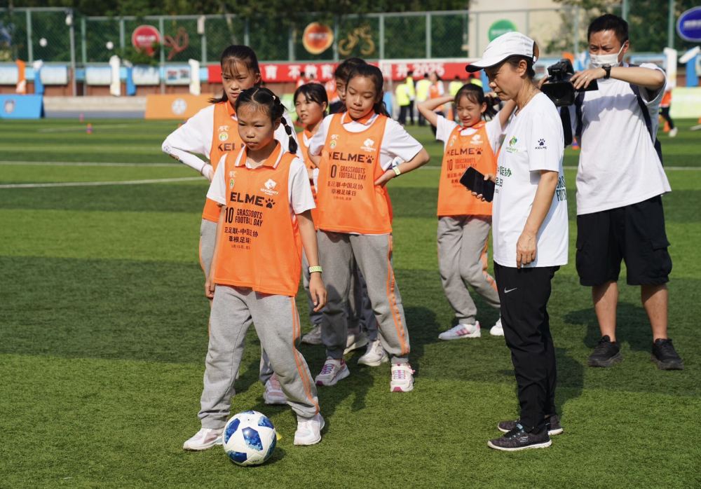  草根足球达人走红，平民英雄感动全网  