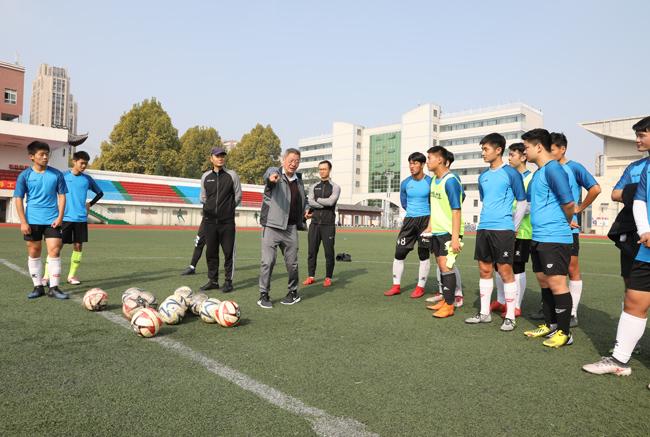  足坛名宿观战，现场指导激励士气