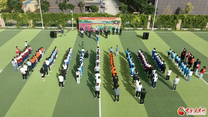  足球公益项目下乡，留守儿童圆梦球场  