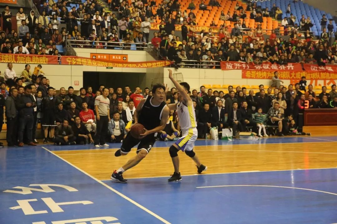  篮球装备市场火爆，球迷消费热情高涨