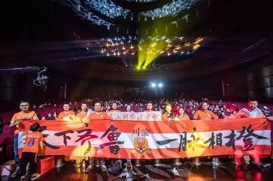  电竞选手刻苦训练磨砺精湛技艺