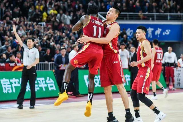  篮球评论员犀利点评，深度解读比赛走向