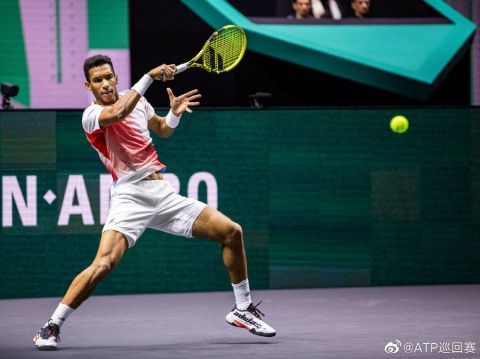  阿利亚西姆网前截击精妙，直落两盘横扫过关