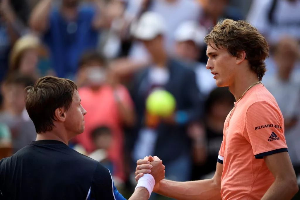  兹维列夫底线相持，力克劲敌斩获柏林站