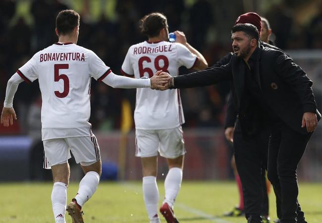  主帅战术调整见效，弱旅逼平领头羊