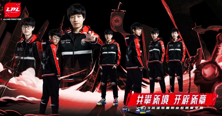  默契配合显神威，战队逆袭挺进季后赛  